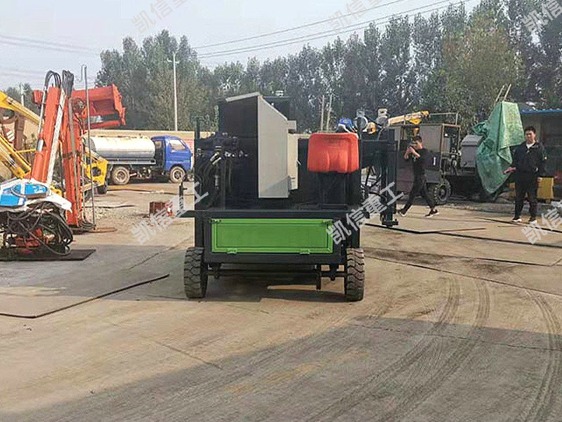 現澆成型路平石滑模機